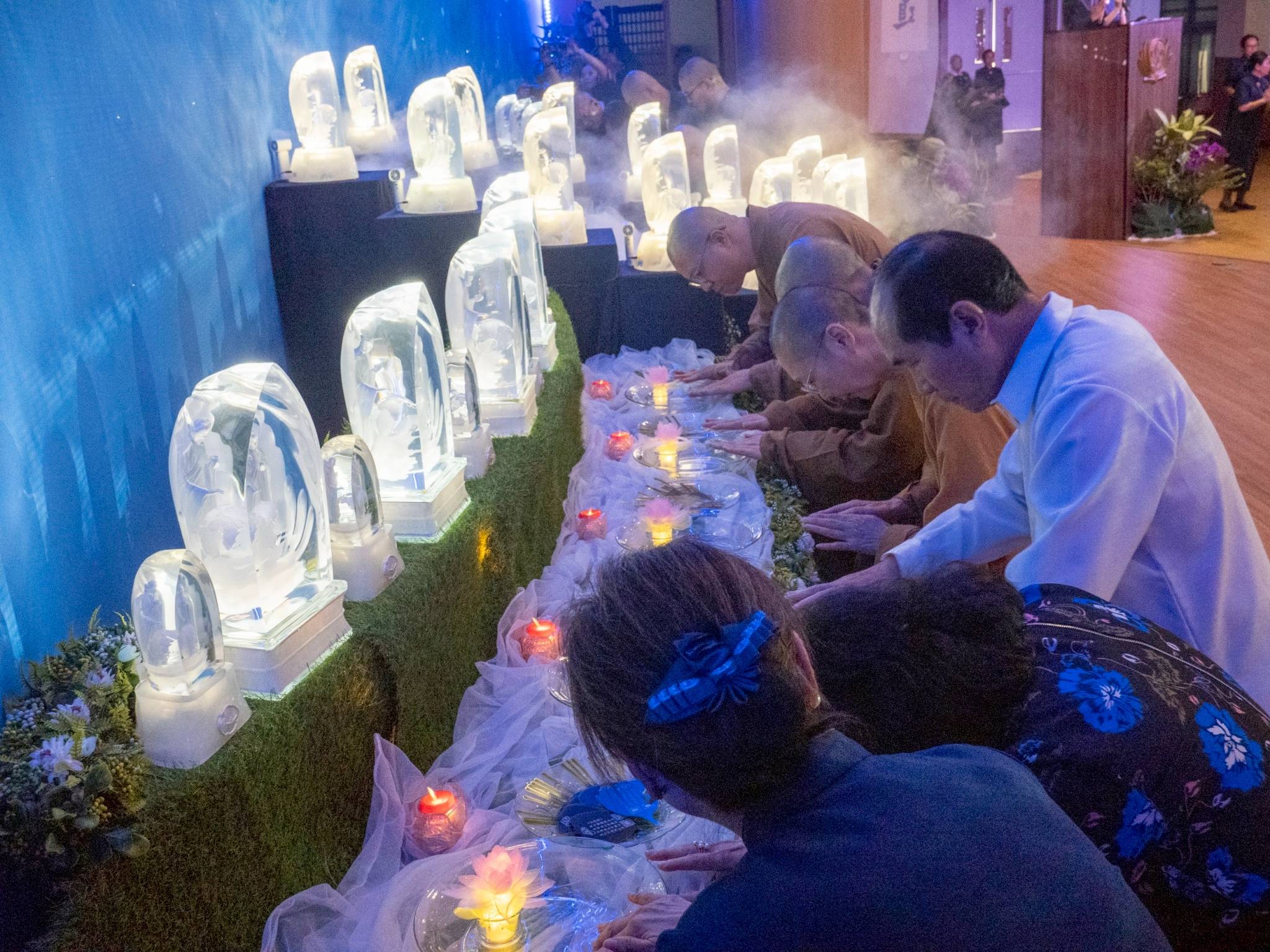 Dharma Masters and Venerable Masters were the first to carry out the ritual on stage.