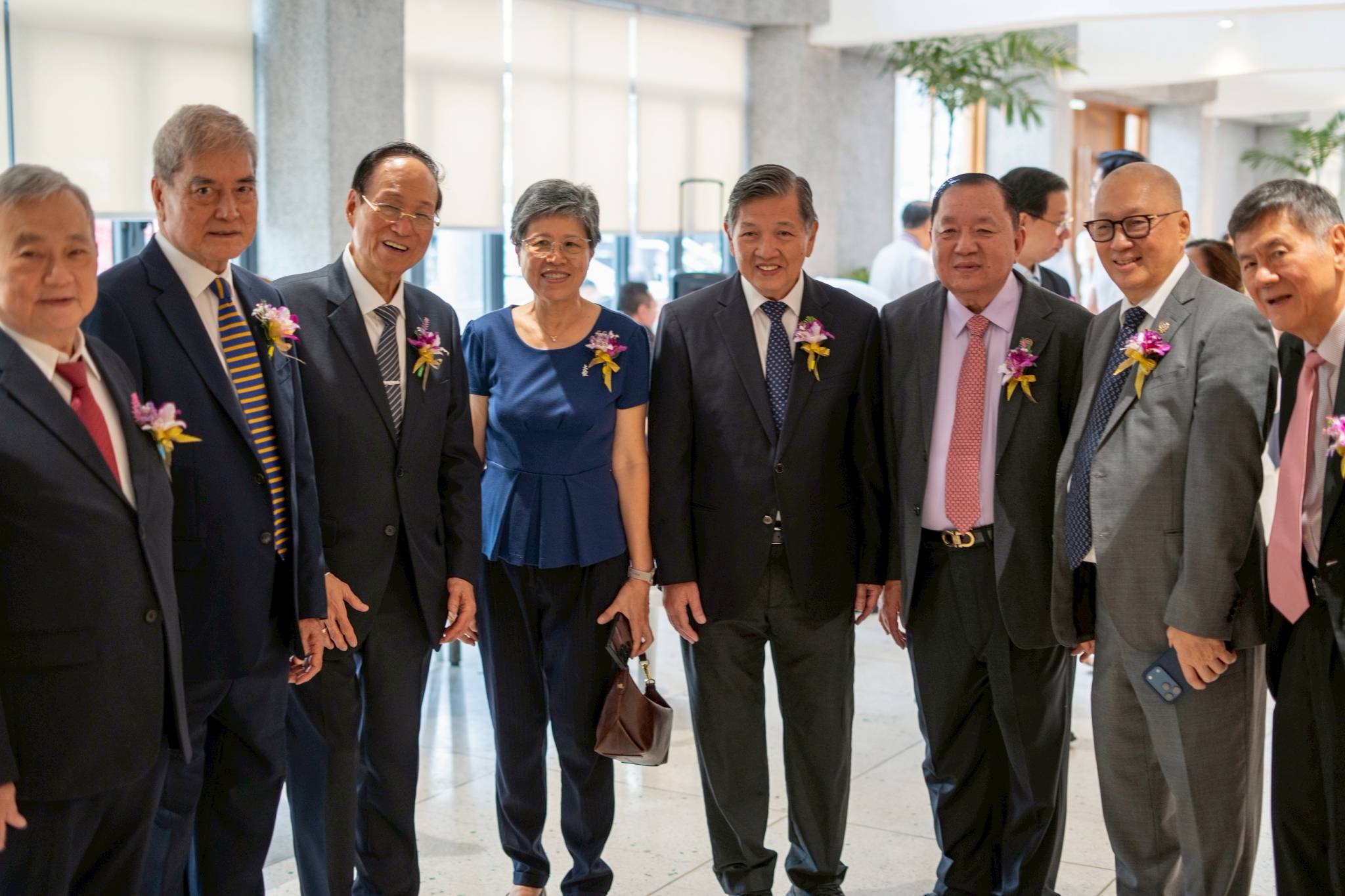 (From left) 許氏宗親總会副理事長許金鑛, George Chiu, Antonio Tan, Mrs. and Mr. Nelson Sy, William Sy, Lorenzo Cabilangan, William Belo