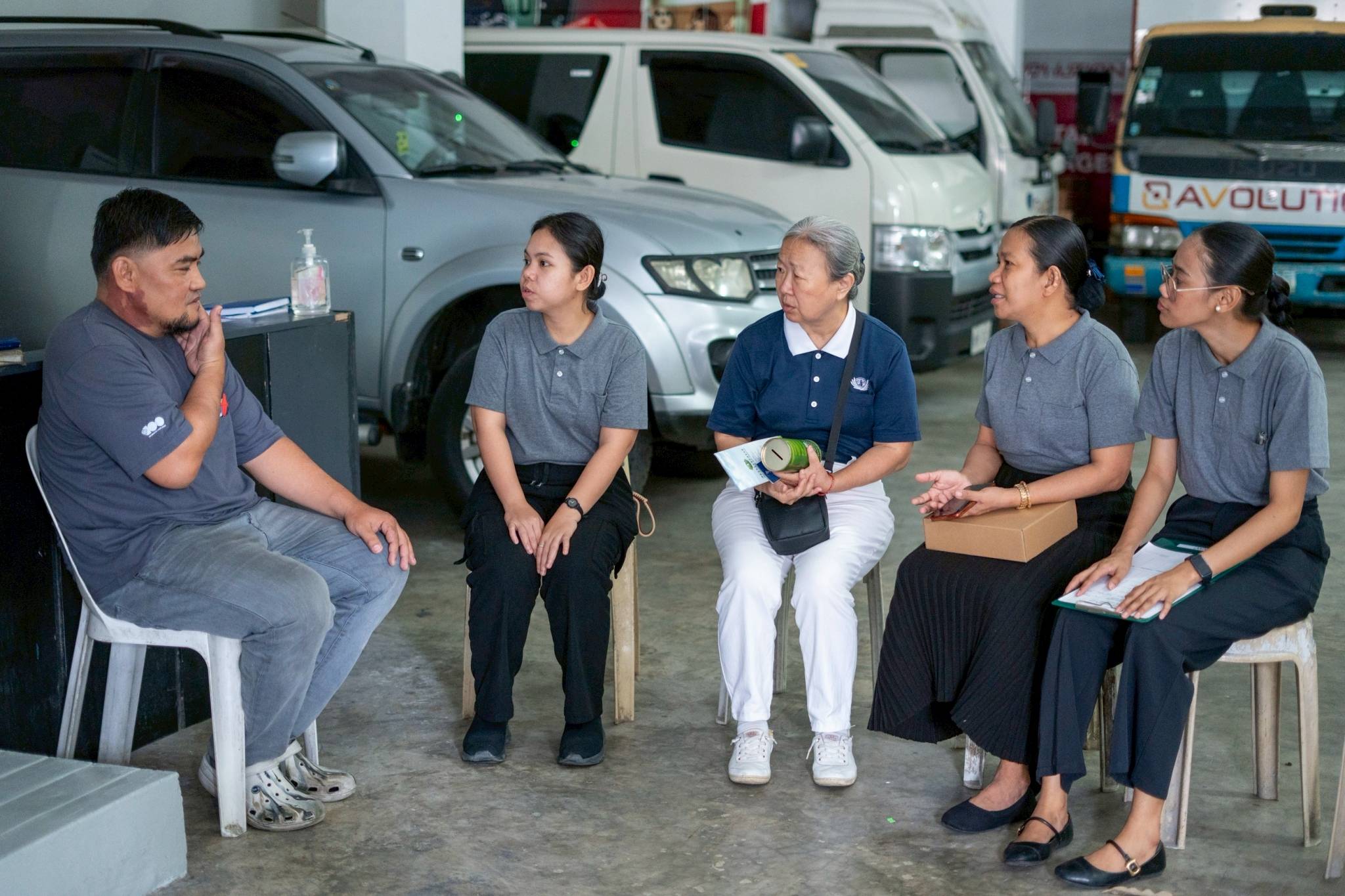On June 6, Tzu Chi volunteers and staff conducted a care visit for medical beneficiary Mechel Banga (first from left) at his workplace in San Juan.