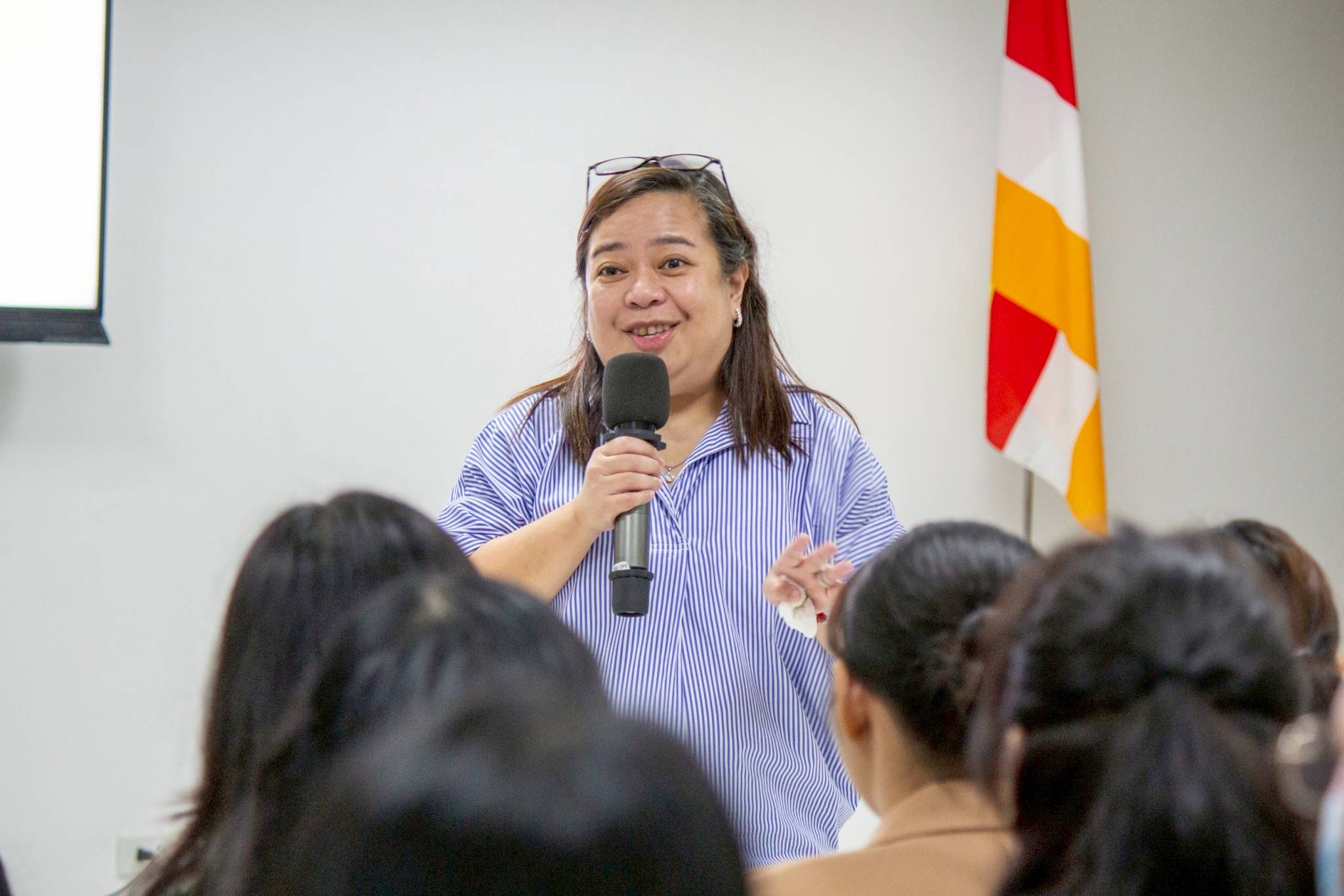 Nescel Asuncion, a returning guest interviewer, shares her expertise to inspire Tzu Chi scholars.