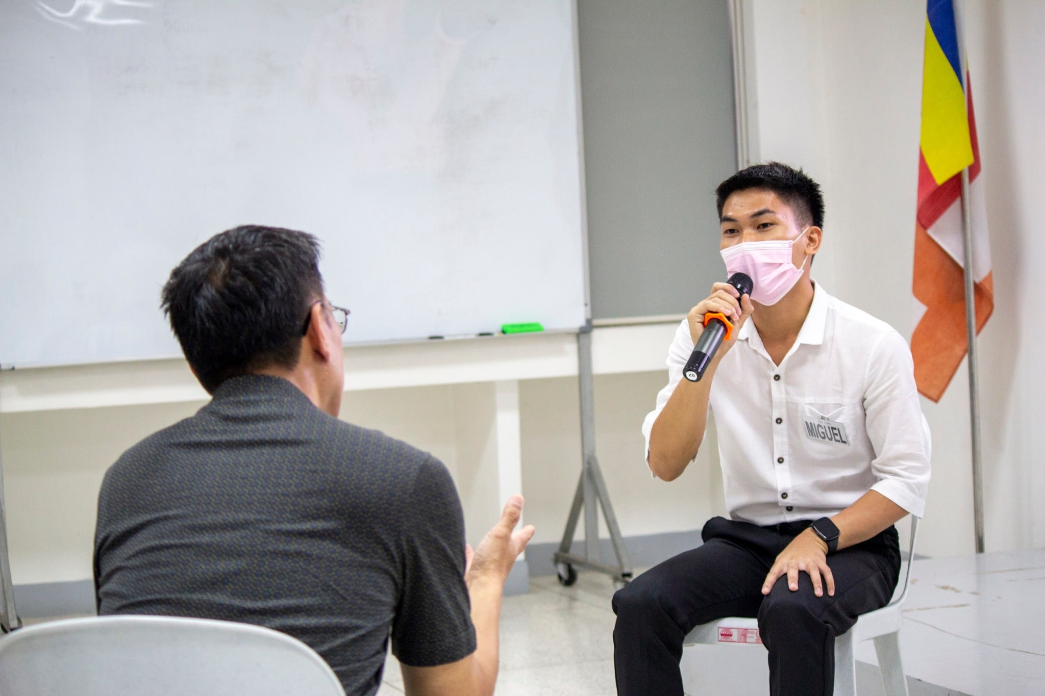 Miguel Bactol (in white) participated in a mock job interview during the talk with Darwin Soriano. 【Photo by Matt Serrano】