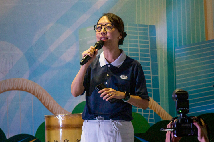 Tzu Chi Philippines Deputy CEO Peggy Sy Jiang delivers a powerful message, emphasizing that even the smallest contribution can help secure a better future for the scholars.