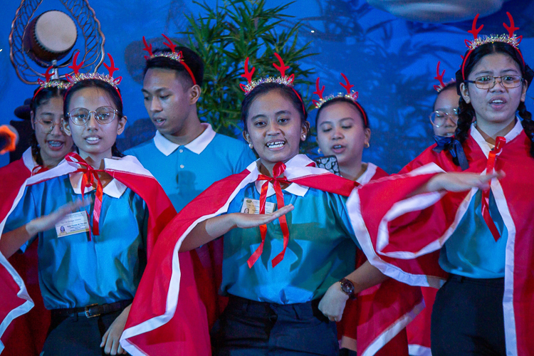 Tzu Chi scholars from the Polytechnic University of the Philippines (PUP) at the Christmas Carol Contest【Photo by Marella Saldonido】