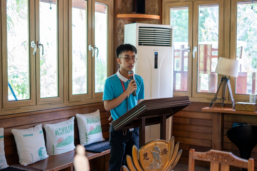 To current Tzu Chi scholar Ron Caleb Gunda, this scholarship is the light that gave his family hope, helping him “study without financial problems.”