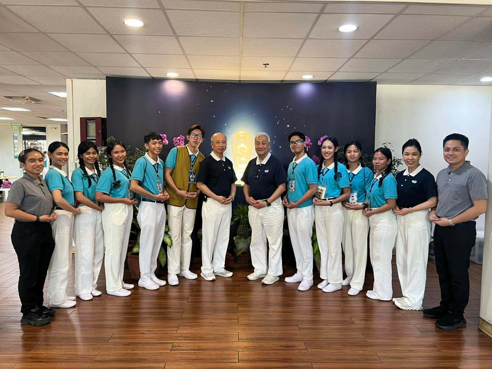 Supported by Tzu Chi’s generosity and compassion, Kenneth Baluyut (sixth from right) no longer has to put his dreams on hold as he continues his journey toward a degree in education.