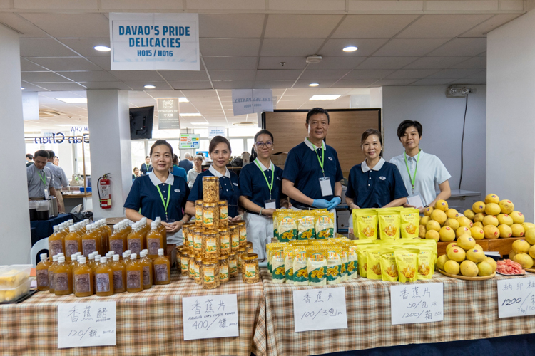 Tzu Chi Davao volunteers led by Officer in Charge Nelson Chua (third from right) present quality treats from Davao. 