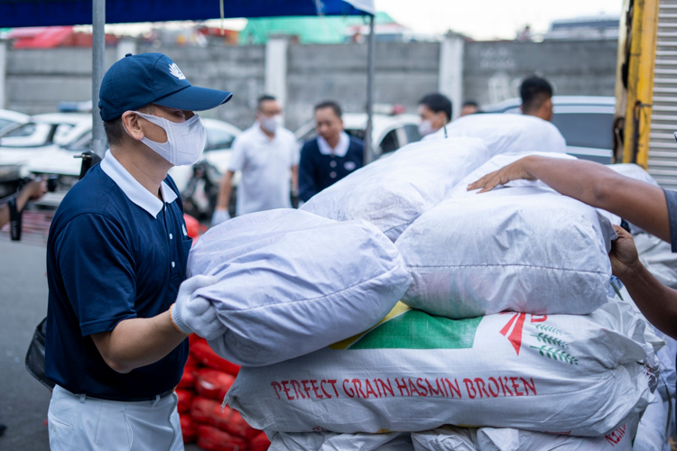 After the sacks of items have been delivered, a Tzu Chi volunteer arranges them in an orderly manner to guarantee a smooth distribution of items.