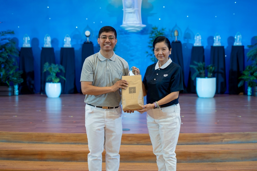 After the discussion, Jamil Q. Carvajal received a token of appreciation from Tzu Chi Education Committee Head Rosa So.