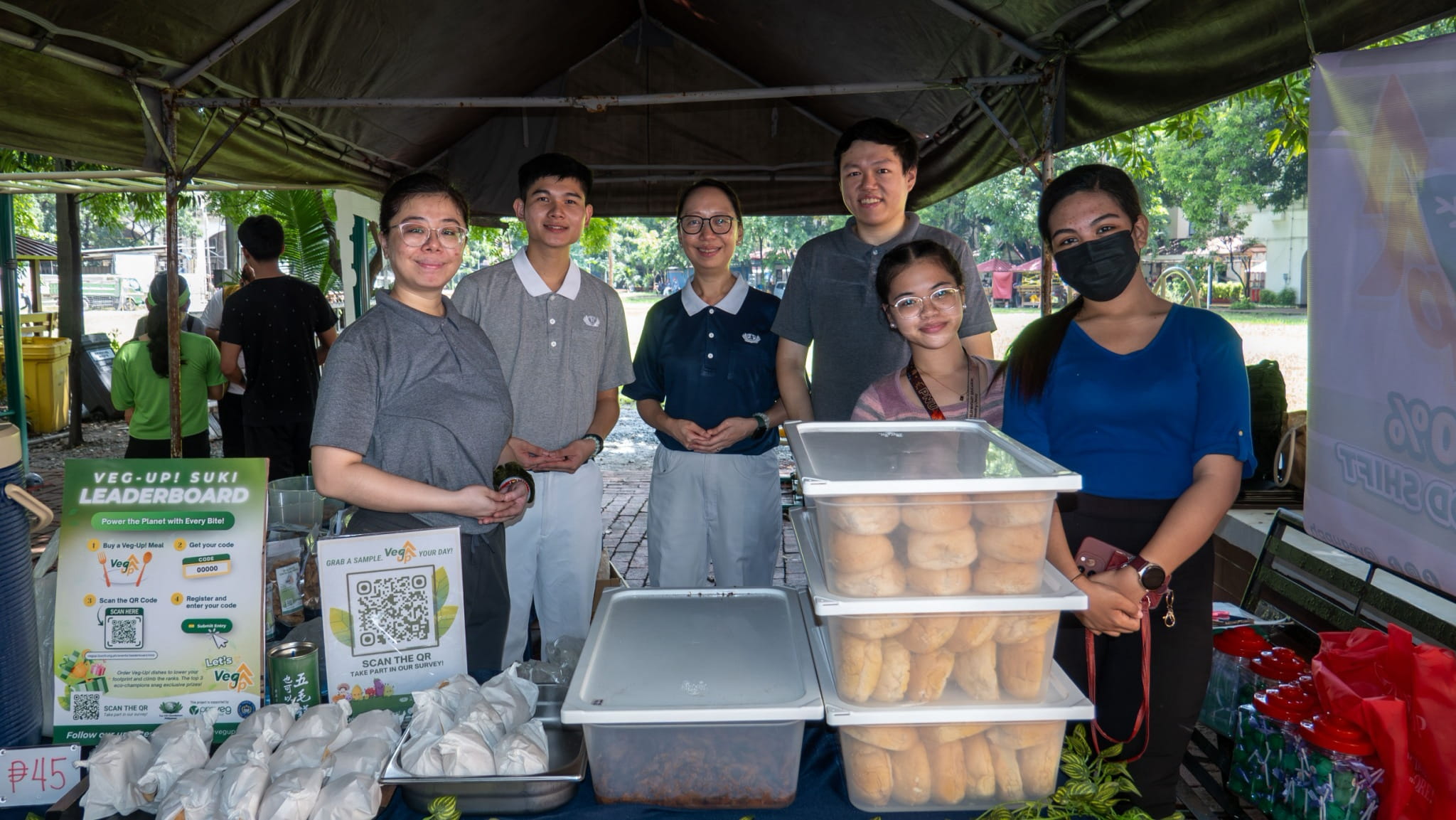 (From left) Veg-Up! Advocacy Lead Nathania Tan, Tzu Chi Taiwan volunteer Chen Kung Lin, Tzu Chi Deputy CEO Peggy Sy Jiang, Tzu Chi Partnerships Officer Clifford Co, PNU Taste member Mayver Garcia, and PNU Taste founder Marcia Reambillo. 