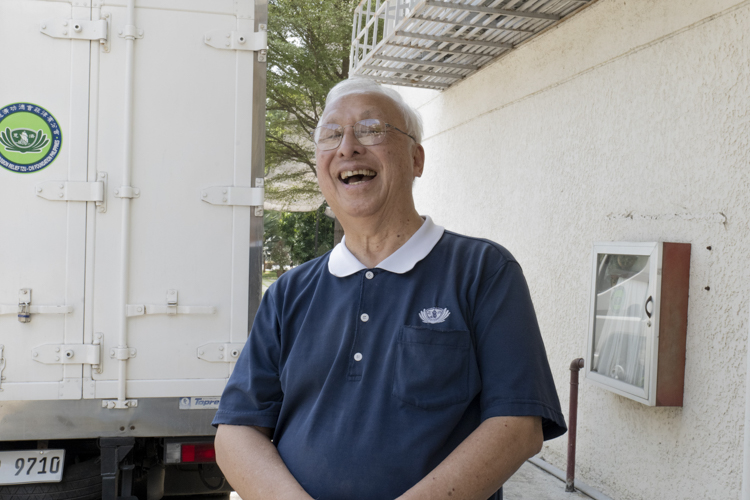 Tzu Chi Foundation volunteer James Cheng expressed joy in supporting the vegetable donation initiative with partner institutions. 