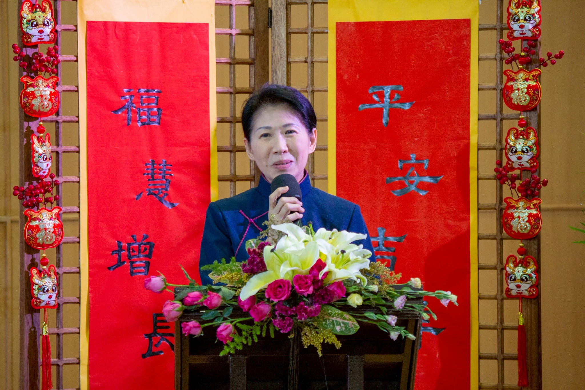 Tzu Chi volunteer Woon Ng presented Tzu Chi’s year-end report in English. 