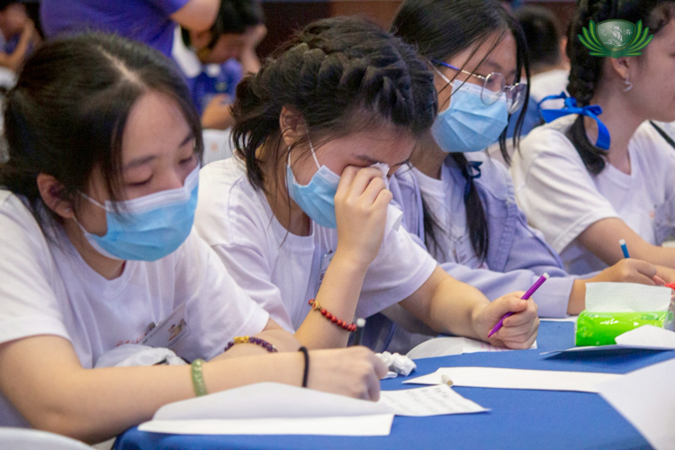 Many couldn’t help but sob as they were tasked to write letters to their parents after listening to a talk on filial piety.