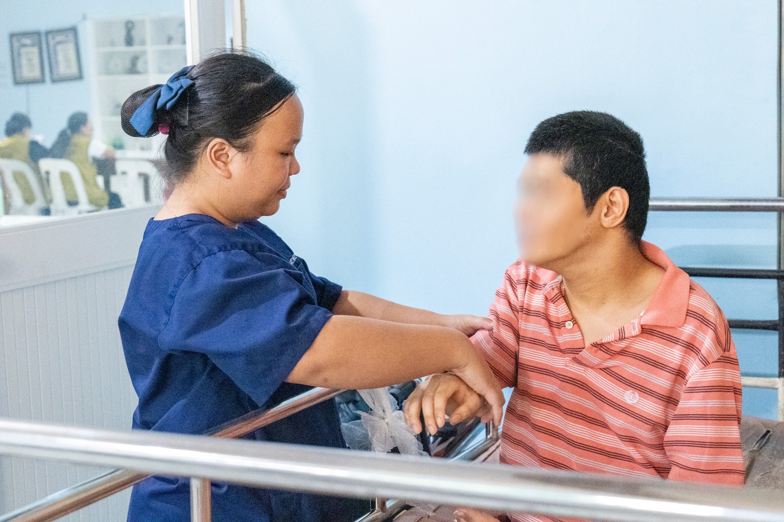 With compassion, Gemmalyn provides attentive care to her patient. 