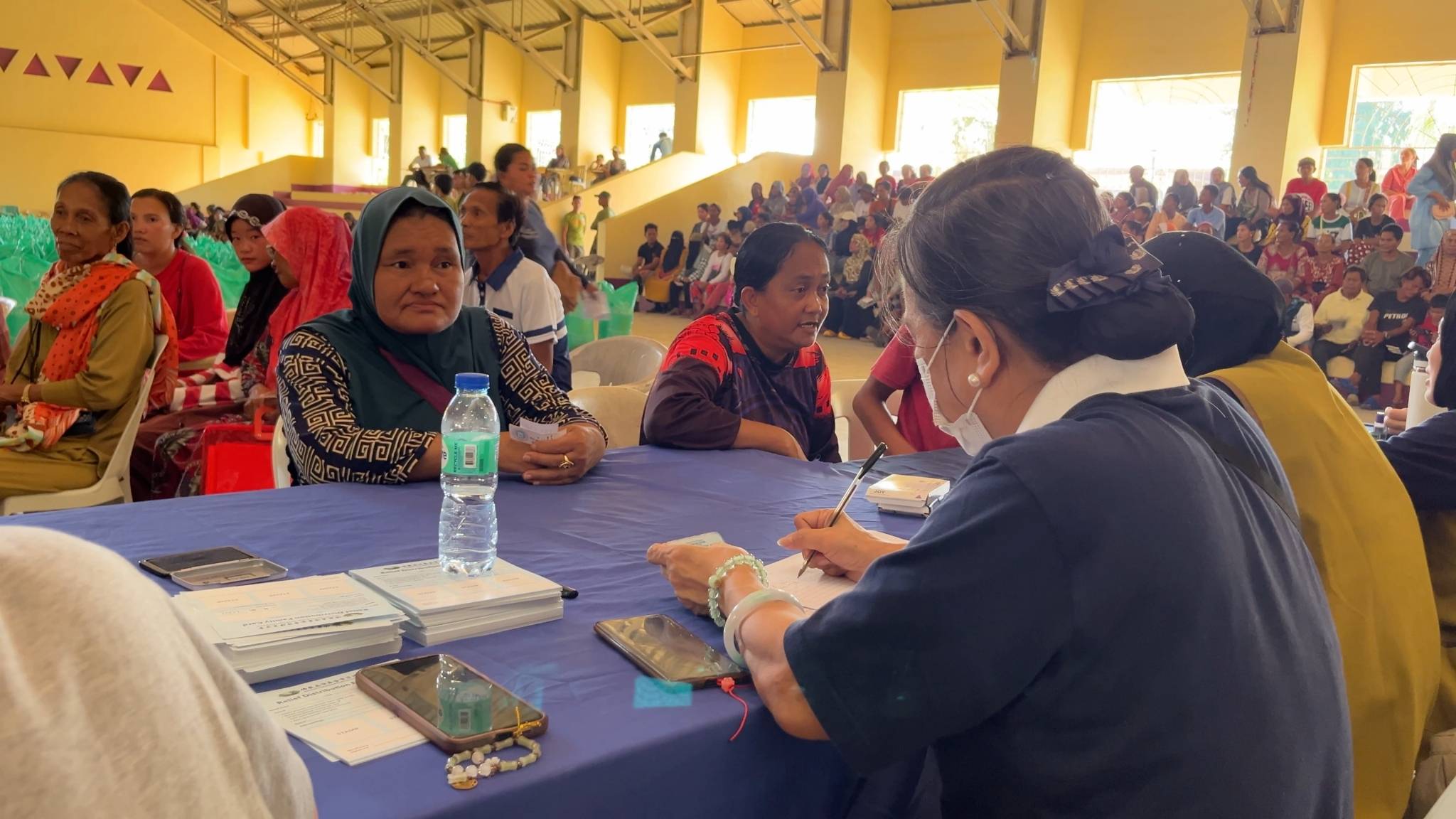 Tzu Chi volunteers carry out tasks efficiently to assist the beneficiaries.