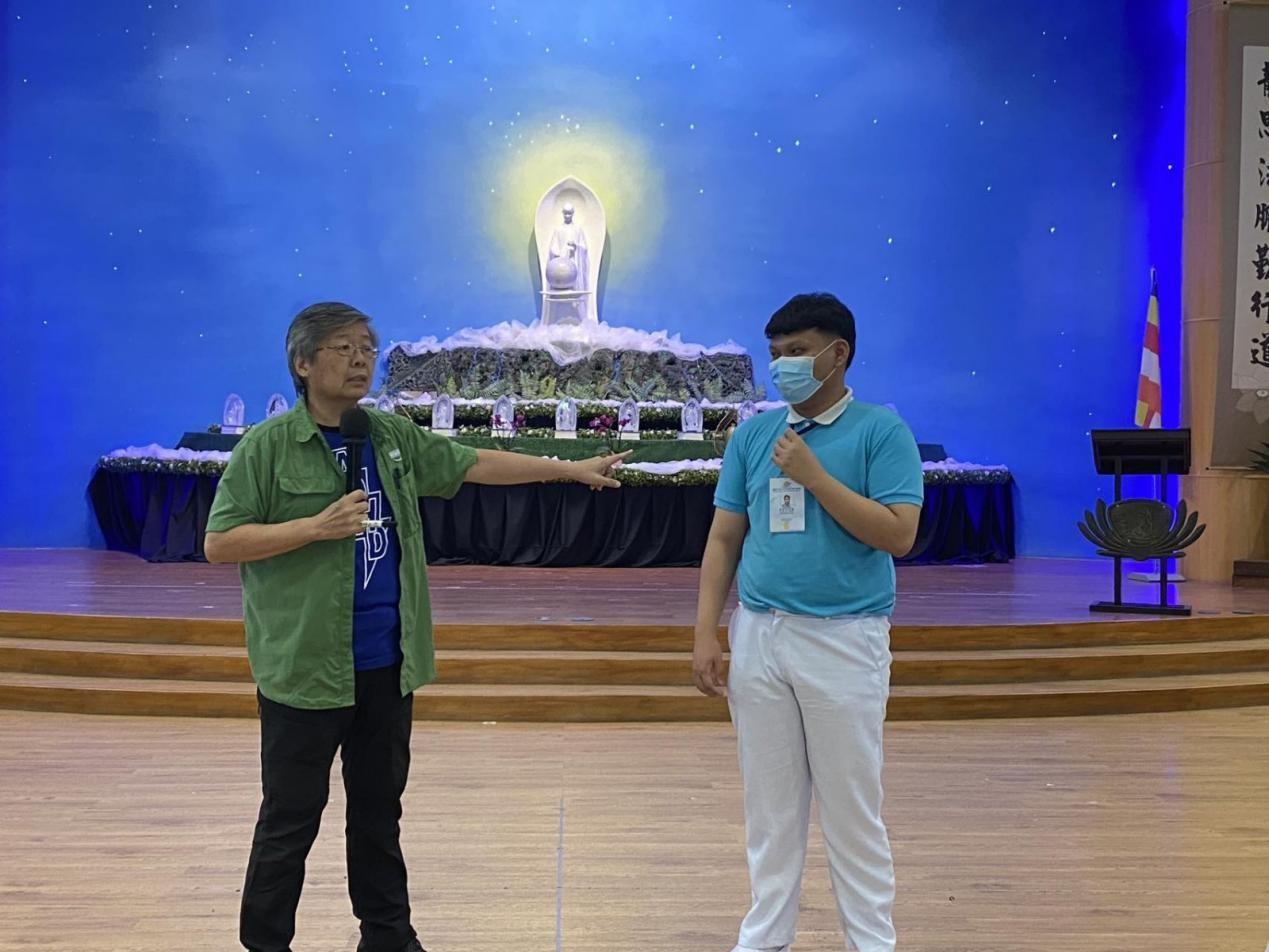 陳金捧講師在模擬親子衝突情境,分享他面對孩子情緒升起時,如何學會放下身分與對錯,轉為關心孩子的感受,引導對話與反思。