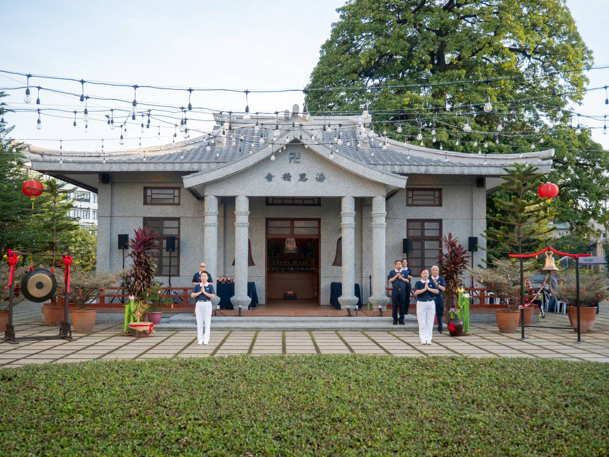 Tzu Chi volunteer ushers stood in quiet composure as the ceremony began.