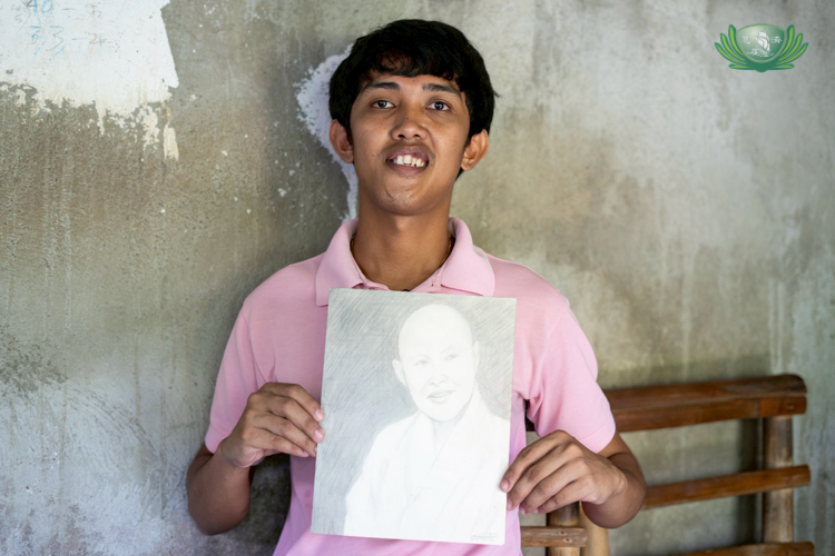 Inspired by and grateful for the unconditional generosity of Tzu Chi, Lloyd Mañalac made a pencil sketch of Tzu Chi founder Dharma Master Cheng Yen in 2015.