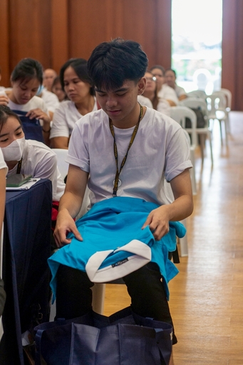 The day before Humanity class, the new batch of scholars were at the Jing Si Auditorium to sign a contract with the foundation’s Educational Assistance Program and receive their uniforms.