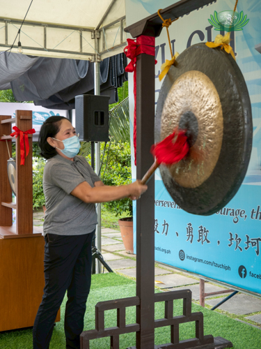 Each strike of the gong means a P100 donation made for Tzu Chi General Hospital’s construction.