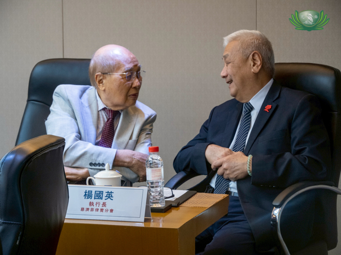 Tzu Chi Philippines CEO Henry Yuñez (right) chats with Chinese General Hospital College President and Chairman Dr. Benito Goyokpin before the signing of the MOU. “It is a good opportunity for us to learn from these Taiwan hospitals,” said CEO Yuñez. “We hope to have more interactions like these in the near future.”