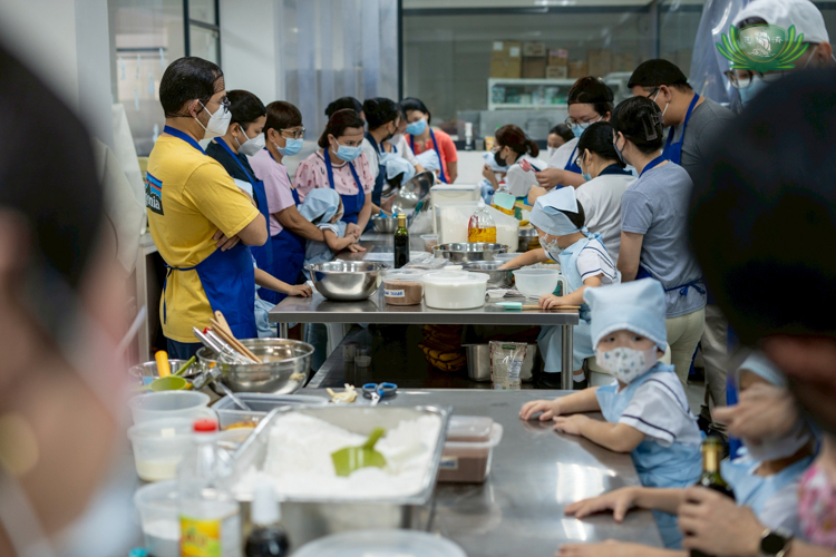 The preschool bake sale served as a fun bonding activity for parents and students. 