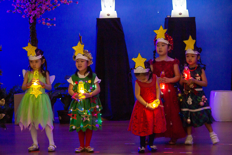 Pre-kindergarten students send a message of hope with a performance of “Light a Candle for Peace.”【Photo by Marella Saldonido】