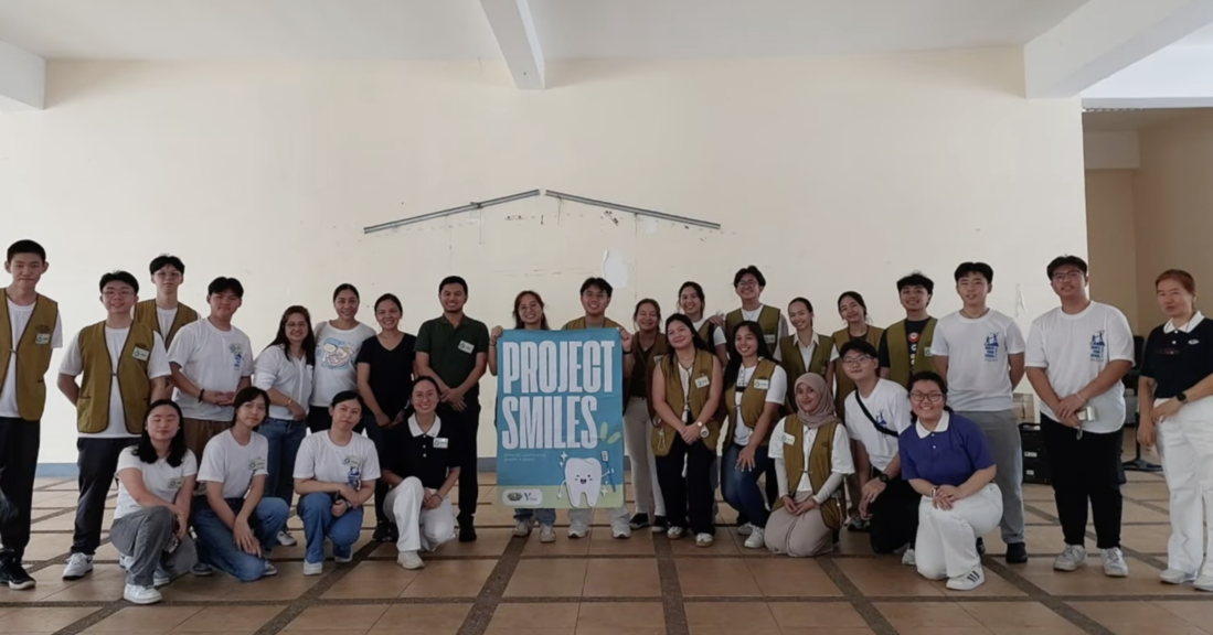 As part of the activities of the International Youth Leadership Program, volunteers representing Tzu Chi Foundation and Ateneo de Manila University work together to promote oral hygiene during the “Project Smiles: An Oral Health Community Drive.”