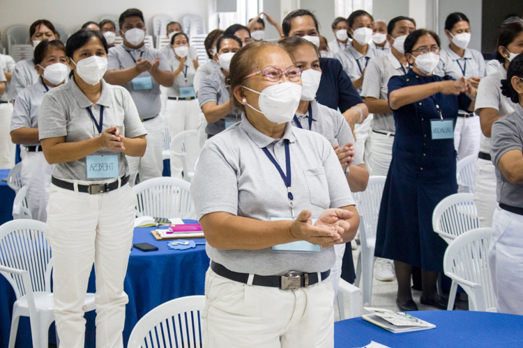 Eliza Abragon (foreground) participates in performing a song in sign language. 【Photo by Matt Serrano】