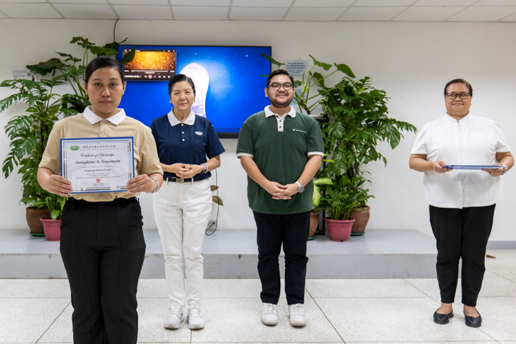 Josephine Cayabyab holds up the caregiving course certificate she received from Tzu Chi Educational Committee Head Rosa So, Lao Foundation, Inc. Program Coordinator Carlo Racela, and Tzu Chi Head of Technical-Vocational Programs Dolly Alegado Cruz (second, third, and fourth from left, respectively). “I believe with the help of the Tzu Chi Foundation, I will be closer to my dreams and that our lives will be better,” says Cayabyab, wife of a junk shop worker and mother of two. 