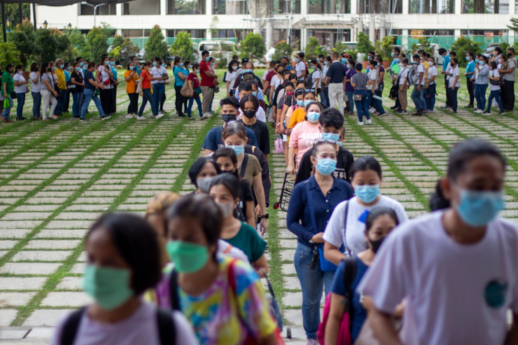 Parents file into the Jing Si Hall to join their scholar children for humanities class. 【Photo by Matt Serrano】