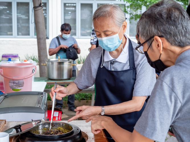 Virginia Yao (left) explains how vegetarian dinuguan was prepared.【Photo by Daniel Lazar】