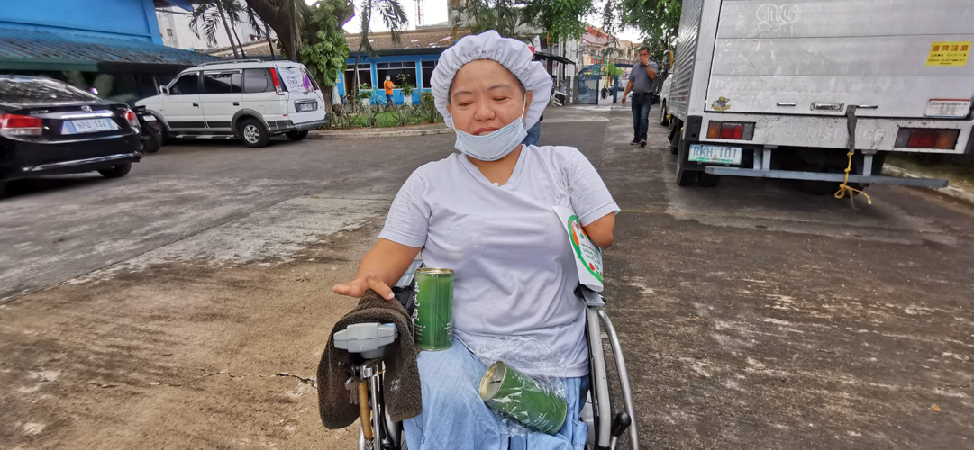 During the distribution of Tzu Chi coin banks, Donna Adangla requested for two. “I guess you can say I’m paying it forward. What Tzu Chi has done for us before, it’s my turn to give back.” 