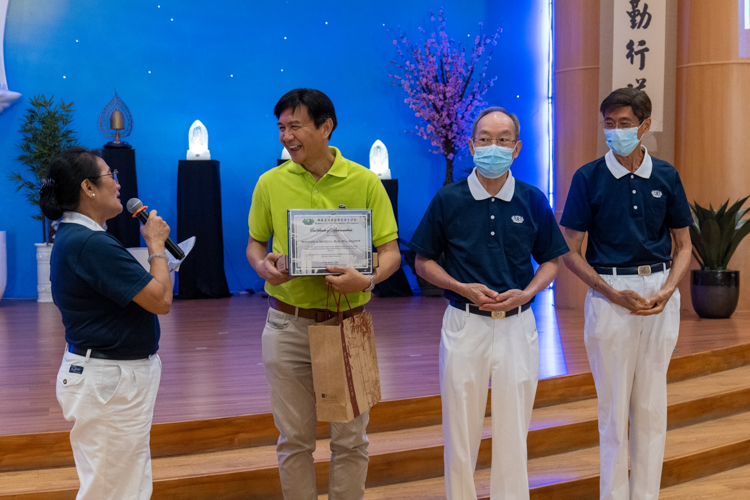 Registered psychologist Dr. Ronaldo Motilla (second from left) receives a certificate and token of appreciation from volunteers for his talk on “Healing, Recovery, and Self-Care.” 【Photo by Jeaneal Dando】
