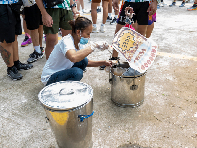 Twenty vendors offered free taho (soft tofu with tapioca balls and caramelized sugar syrup) and used breadsticks baked by Tzu Chi Bakery instead of wooden or plastic spoons.