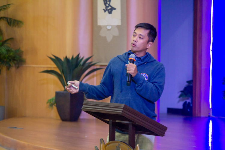 Tzu Chi volunteer and Chinatown Volunteers firefighter Lyndon Yu gives a comprehensive lecture and simulated exercise on fire safety and prevention for the March 10 Humanity class of Tzu Chi scholars in Buddhist Tzu Chi Campus, Sta. Mesa, Manila. 【Photo by Marella Saldonido】