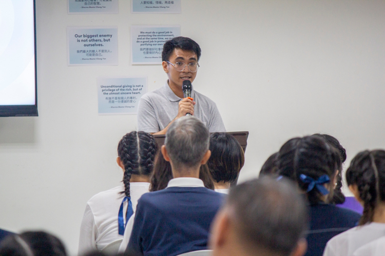 Albert Briongos may have a life outside of Tzu Chi but the biology teacher at a public school in Novaliches makes time to volunteer at Tzu Chi Youth Camps. A former Tzu Chi scholar and Tzu Chi Youth member, he draws on personal experience in his talk on filial piety. 