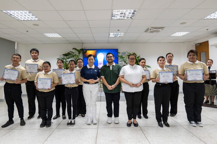 Nine of the 15 caregiver scholars under Tzu Chi’s technical-vocational program hold up their certificates as they pose for a photo with Tzu Chi Educational Committee Head Rosa So, Lao Foundation, Inc. Program Coordinator Carlo Racela, and Tzu Chi Head of Technical-Vocational Programs Dolly Alegado Cruz (seventh, eighth, and ninth from left, respectively). This Batch 10 of caregiving scholars is the second batch to be sponsored by Lao Foundation, Inc. 