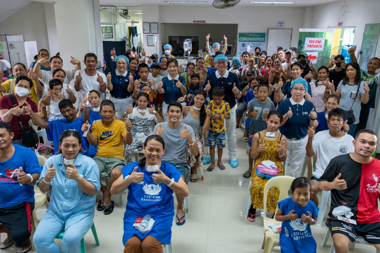 Tzu Chi volunteer doctors, healthcare workers, and patients say “thank you” with their thumbs for the opportunity to address their health concerns in a free medical mission.