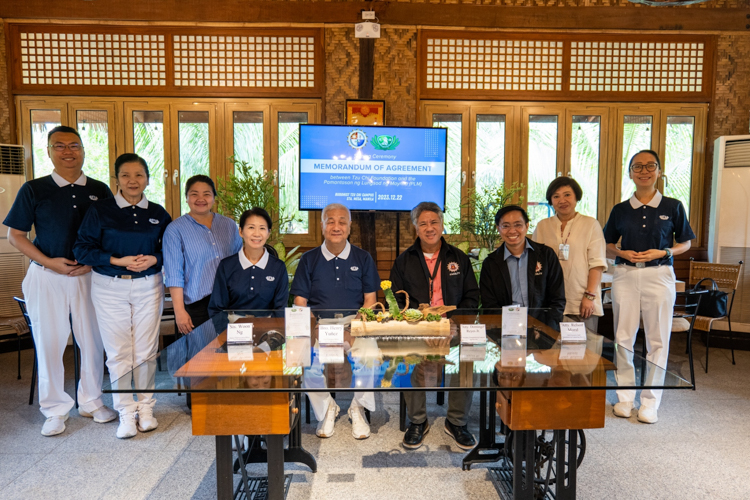 Tzu Chi volunteers and officials of the Pamantasan ng Lungsod ng Maynila (PLM) meet at the Café of Buddhist Tzu Chi Campus in Sta. Mesa, Manila, for the signing of a Memorandum of Agreement acknowledging 41 PLM students as Tzu Chi scholars for schoolyear 2023-2024. 【Photo by Jeaneal Dando】