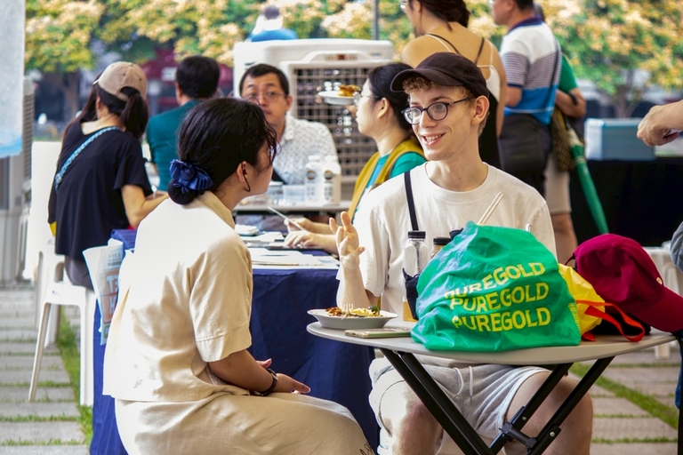 In his second day in the Philippines, Lennert Klasfauseweh (in glasses) was able to savor meat-free versions of palabok, arroz caldo, and Chinese dumplings. The 22-year-old German studying Chinese at Tzu Chi University in Taiwan has been a vegetarian since he was 14.