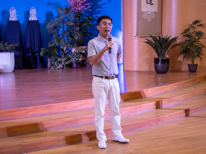 Tzu Chi scholar alumnus Albert Briongos touches participants in a discussion of filial piety.