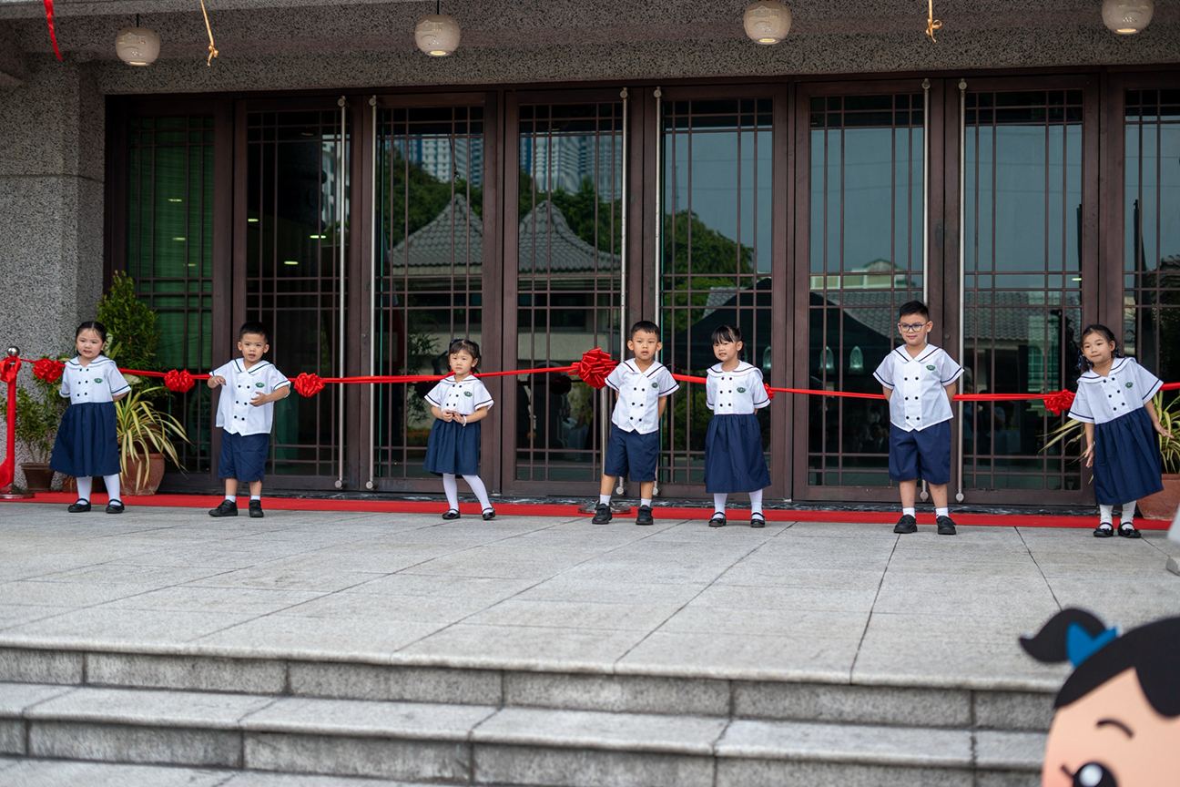 Pioneer kindergarten students present a heartwarming sign language performance.