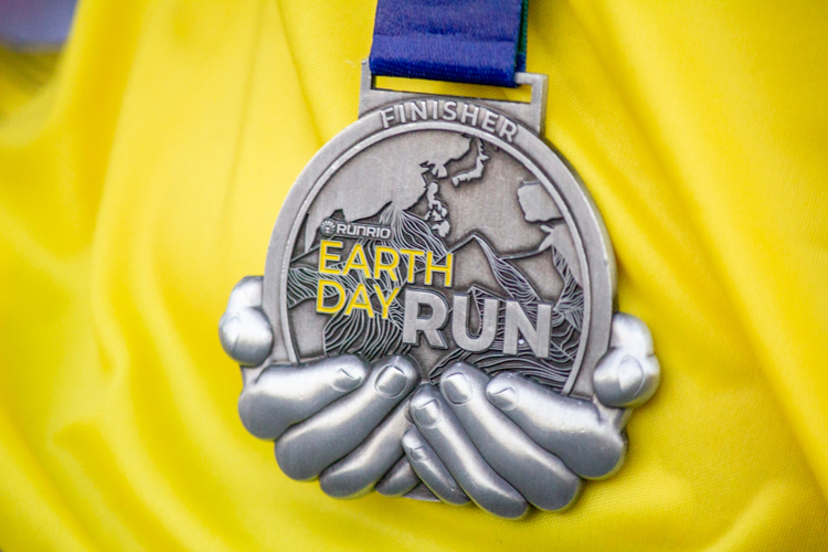 Runners who crossed the finish line received a finisher’s medal, a tangible reminder of a good race and the need to take better care of Earth—our only home. 【Photo by Matt Serrano】