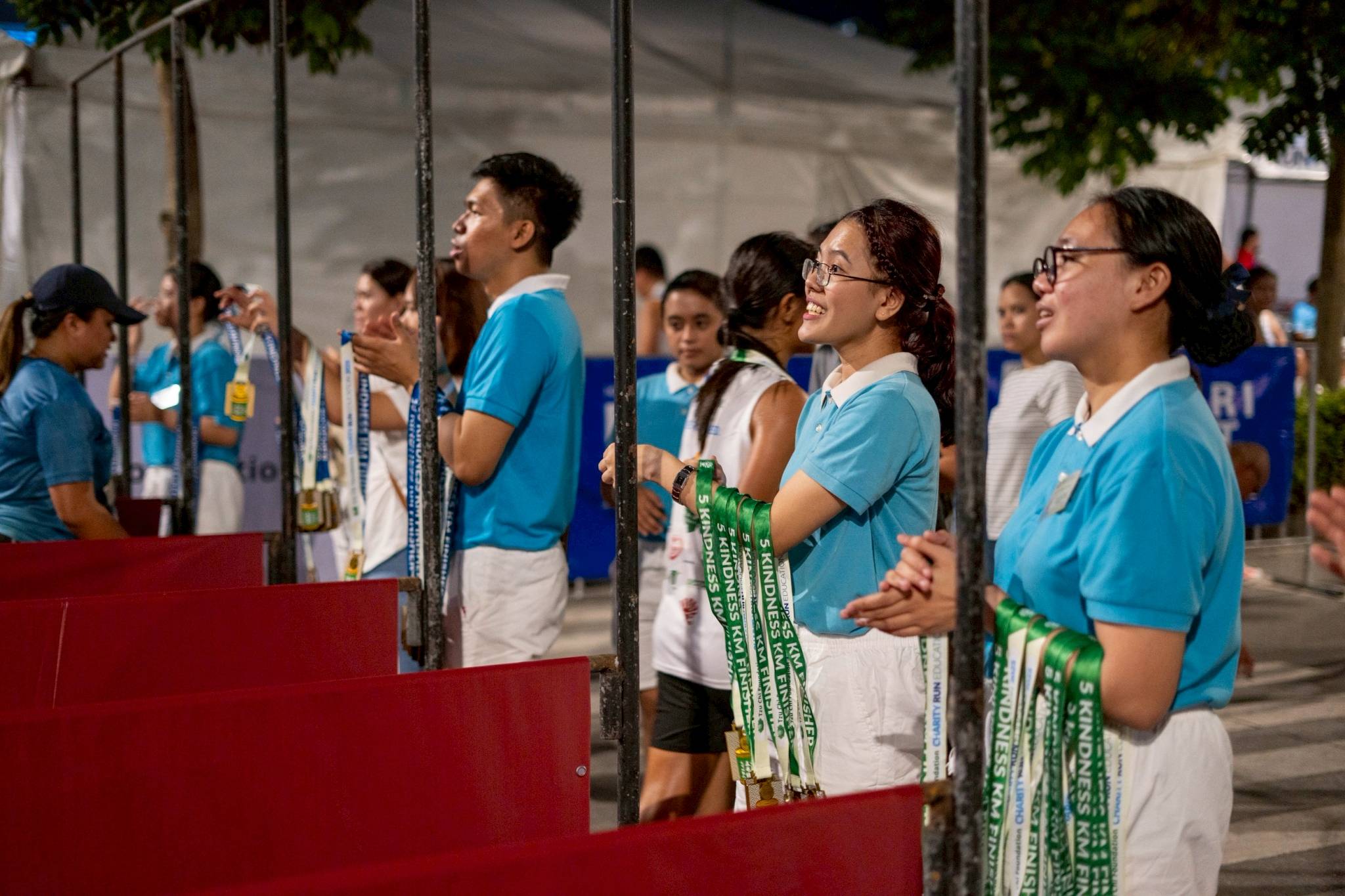 Tzu Chi scholars waited eagerly to award the medals to each finisher.