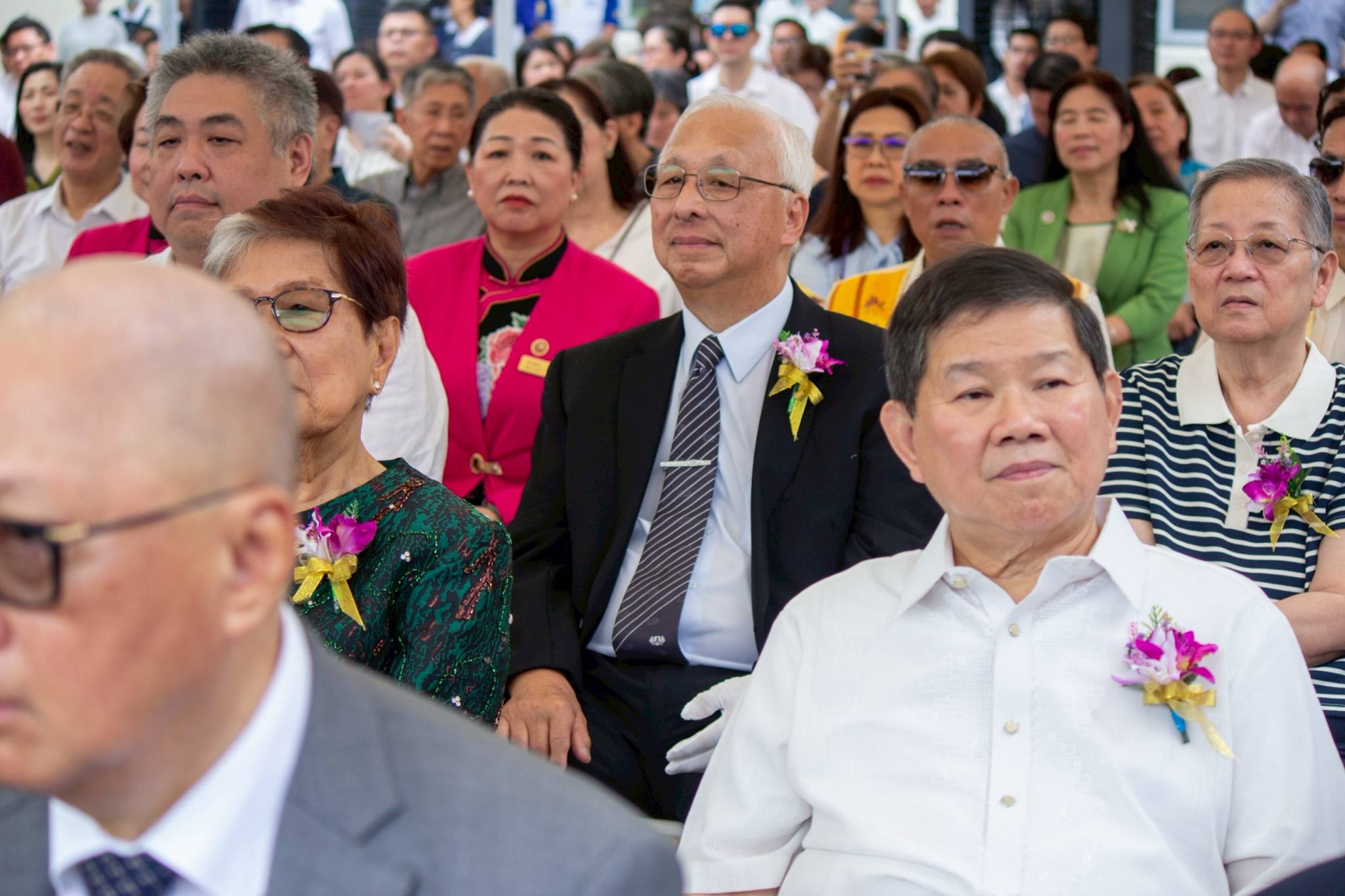 Angelo King Foundation Inc. President Teddy Kingsu (in white) and Tzu Chi volunteer James Cheng (in dark suit). 