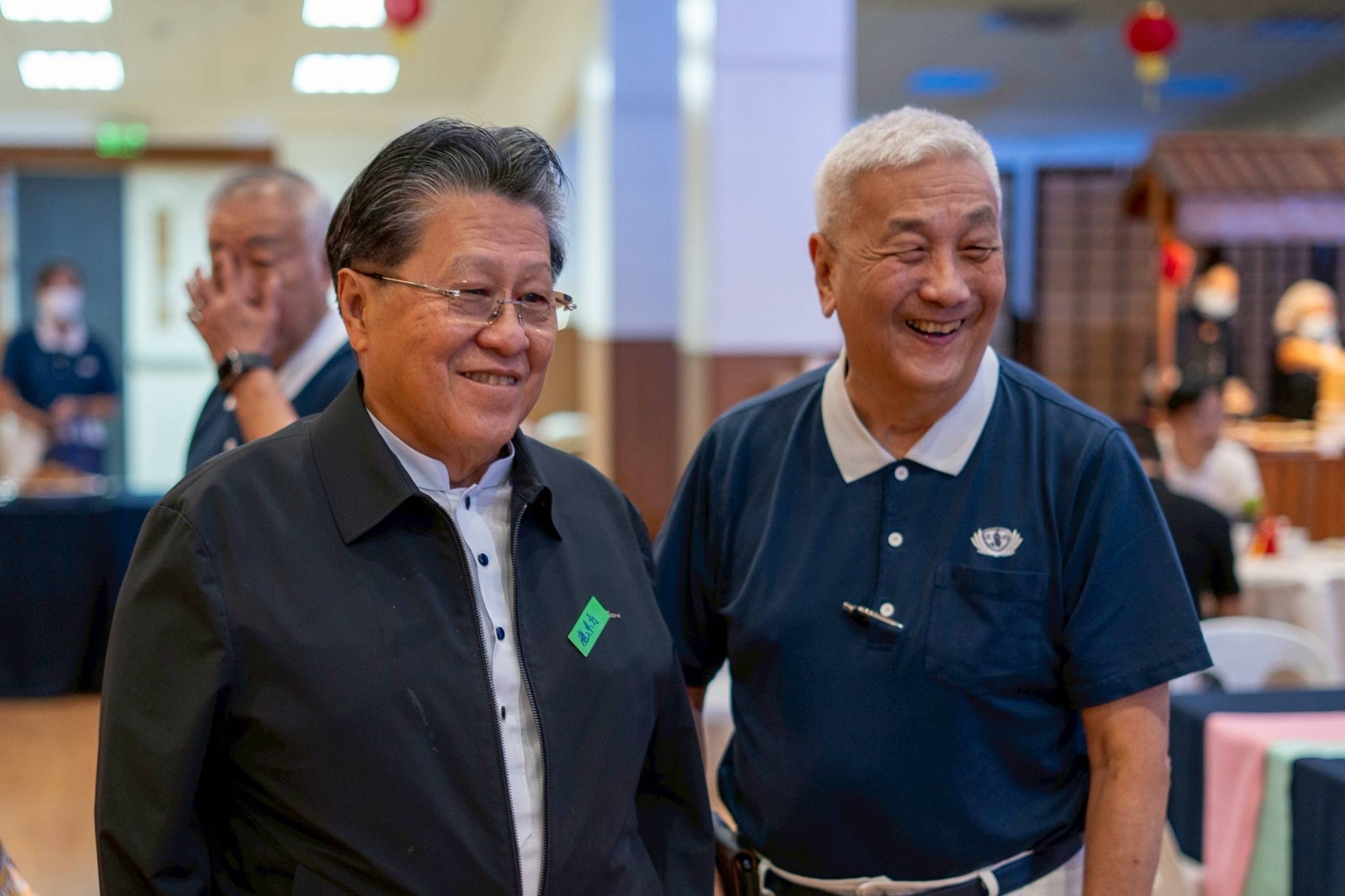 Dr. Cecilio Pedro (left) smiles for the camera with Tzu Chi Philippines CEO Henry Yuñez. “Your foundation and ours have the same purpose, which is to help the community,” said Dr. Pedro,  immediate past president of the Federation of Filipino-Chinese Chambers of Commerce and Industries, Inc.