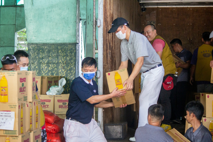 Tzu Chi volunteers unload relief items for the beneficiaries.