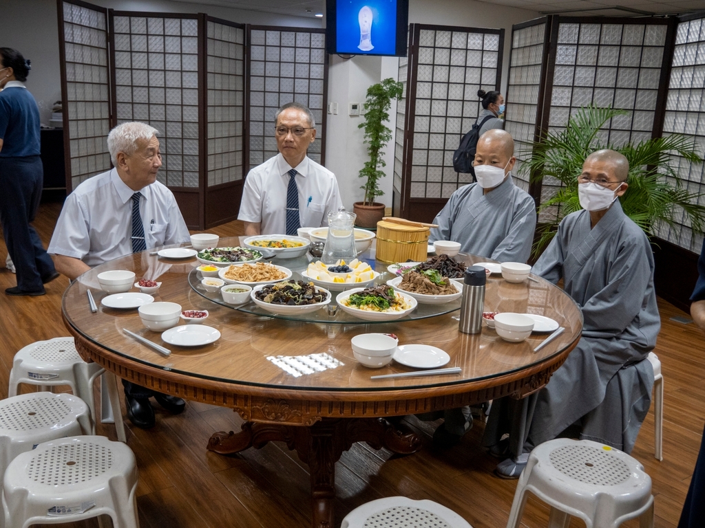 From left: Tzu Chi Philippines CEO Henry Yuñez, Tzu Chi Taiwan CEO Po-wen Yen, and Dharma Masters De Pei and De Bei sit together for a meal during the Diligence Camp.