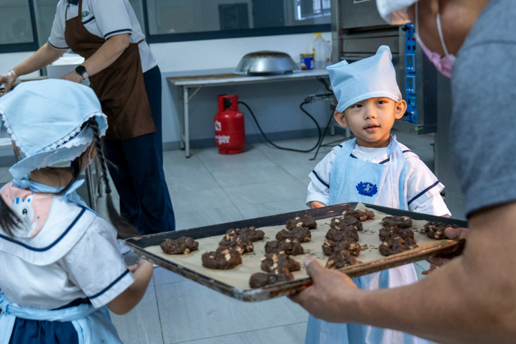 “We baked cookies to help people!” A short but sweet sentiment from 4-year-old preschool student, Bryce Theodore Cochan (right). Who would have thought that a kid this young was already compassionate and aware of the purpose of what he’s doing?