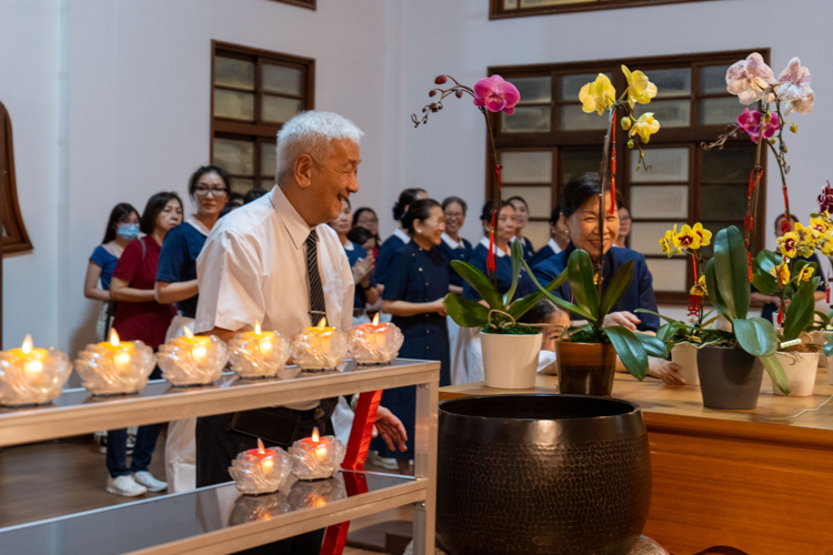 CEO Yuñez leads the welcoming of Chinese new year tradition. 